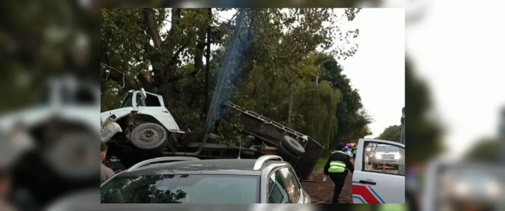 |URGENTE| Nervios y tensión: volcó un camión en cerrillos y sus ocupantes quedaron atrapados entre los hierros