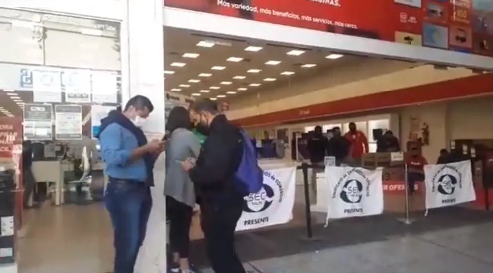 Tensión y nervios en Garbarino: empleados salteños reclaman el pago de sus sueldos
