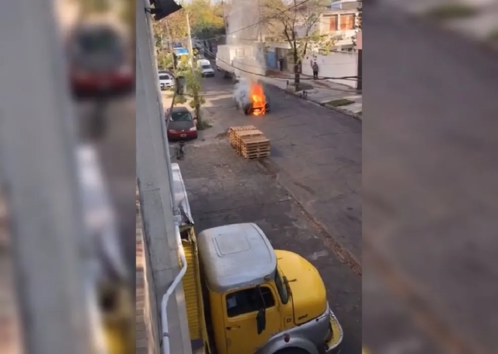 Dramático momento: un patrullero de la Policía se prendió fuego en movimiento