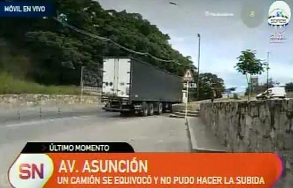 Otra vez un camión atascado, esta vez fue en el Portezuelo