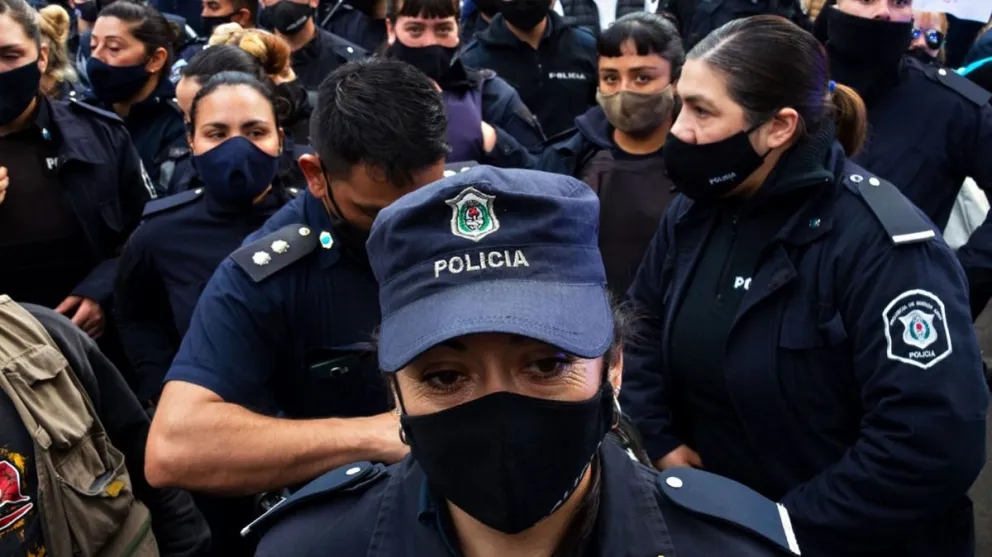 Más de 15 policías se mostraron en las redes a puro alcohol, música y baile: echaron a todos