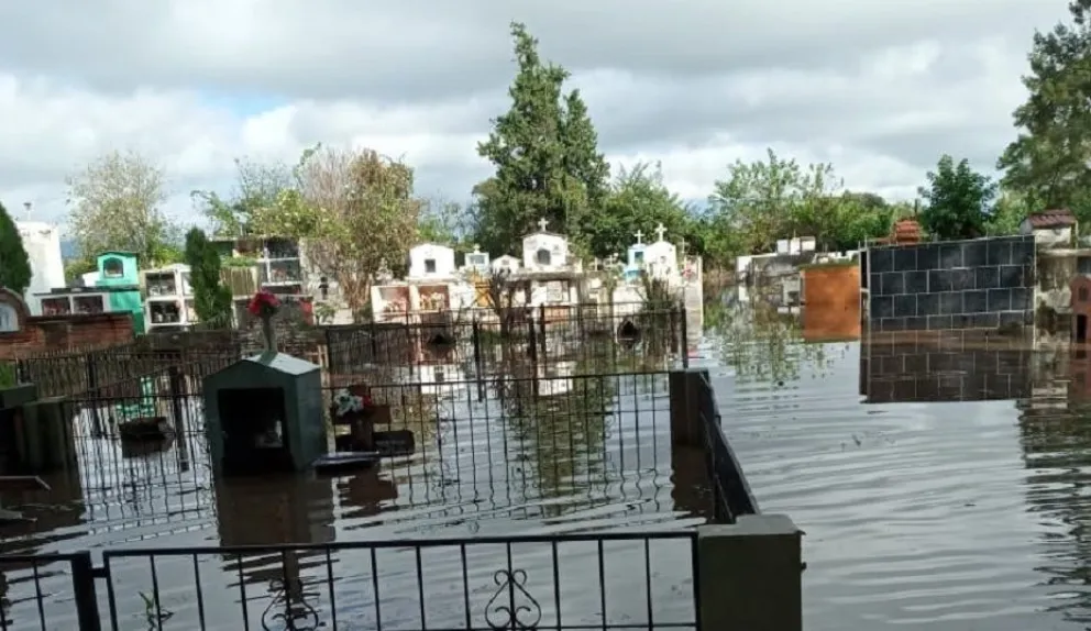 El Cementerio del Terror: en el interior salteño una necrópolis se encuentra bajo el agua y dejó de funcionar