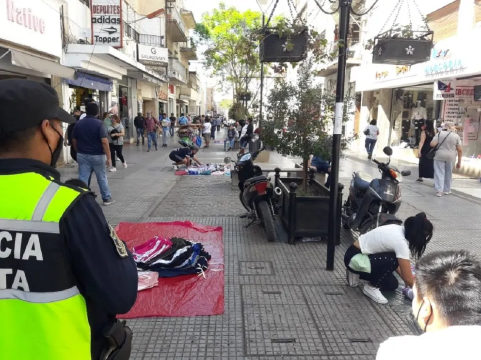 La polémica propuesta de los manteros que hizo enojar a los dueños de comercios