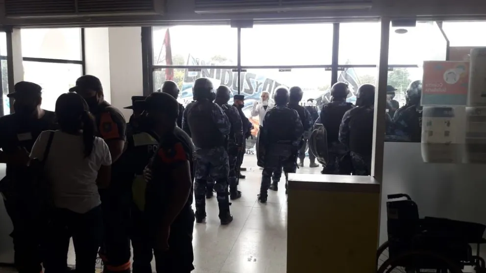 |URGENTE| Organizaciones Sociales tomaron el CCM: "Aquí no entra ni sale nadie"
