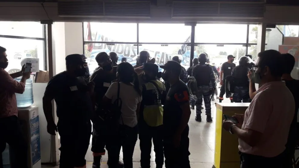 Protesta sale mal: detuvieron a varios manifestantes de "Unidos y Organizados" por los disturbios en el CCM