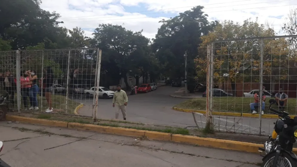 [TERRIBLES VIDEOS] Disturbios y escándalo: Organizaciones Sociales rompen alambrados para entrar al CCM