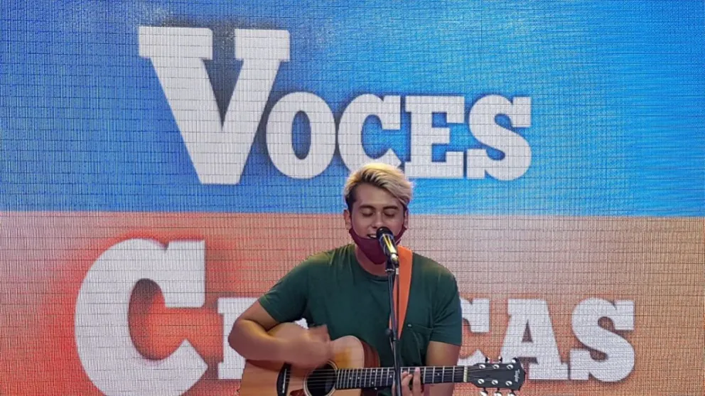 ¡Es viernes y hay acústico de Voces Críticas TV! Marcos Villa presentó un show melódico imperdible