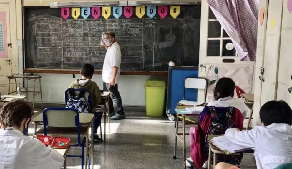 Docente en clases. Fuente: (Twitter)