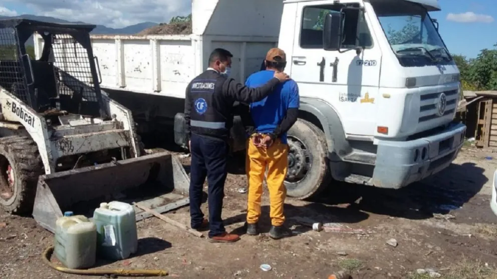 ¡Infieles es poco! Empleados municipales fueron descubiertos robando combustible