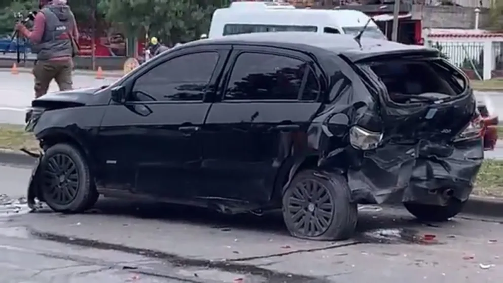 ¡Qué día de miércoles! Impresionante triple choque causó varios destrozos en pleno centro salteño