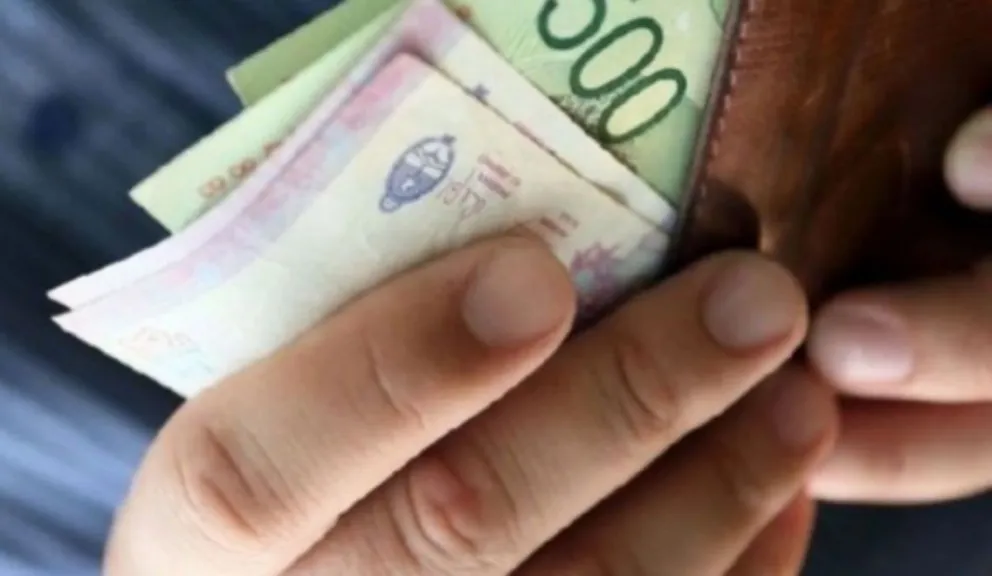 Aumento y un nuevo bono: Daniel Arroyo confirmó un pago de casi $20.000 para julio