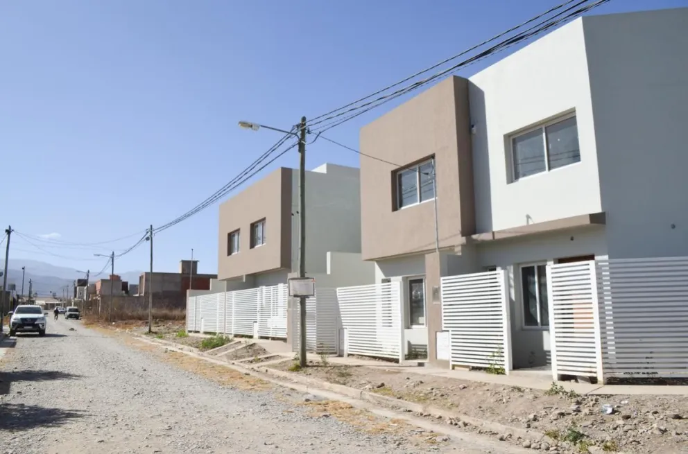 Mejor comprá embotellada: hasta las 23 horas, Aguas del Norte dejará sin servicio a un popular barrio