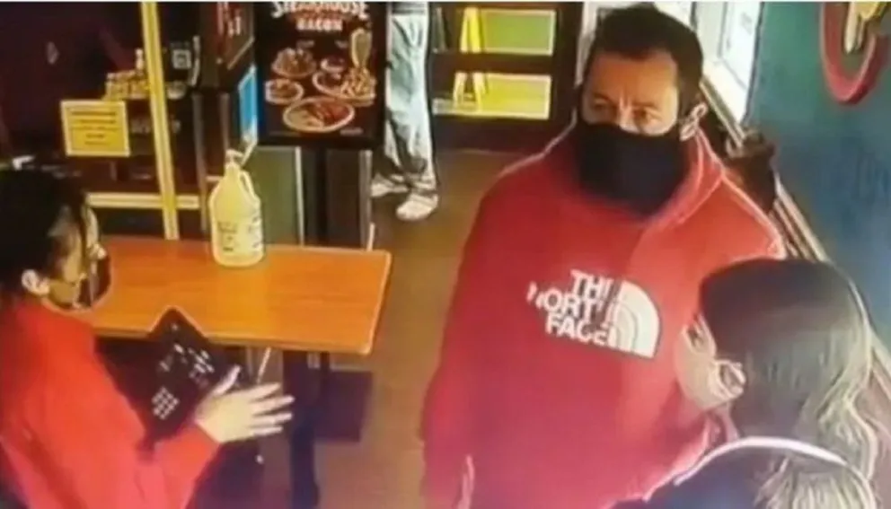 Adam Sandler se volvió viral tras la curiosa reacción de una empleada en un restaurante