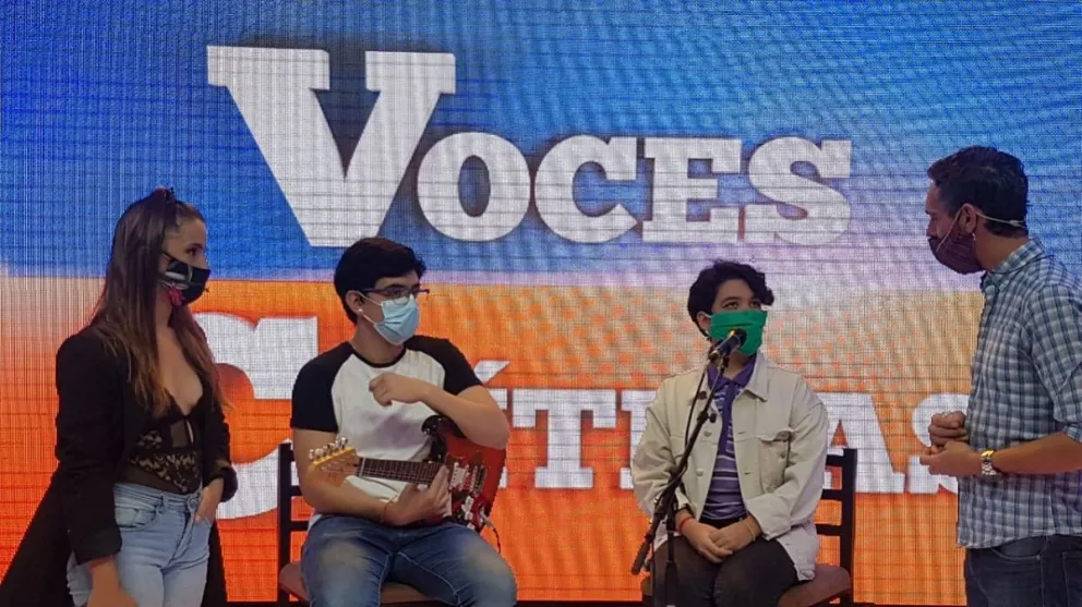 Chochi y los seres extraños encendieron el viernes de acústico en Voces Críticas TV