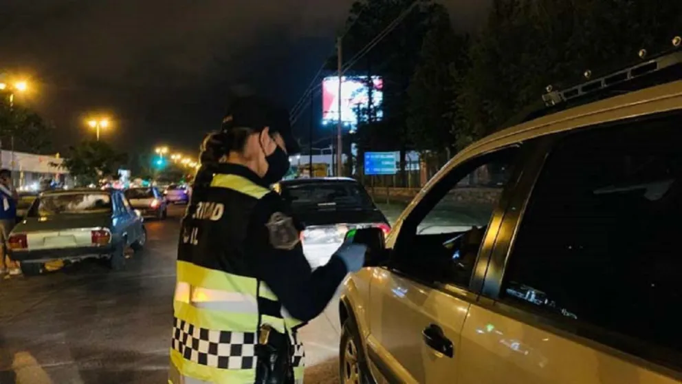 Durante un control vehicular, la Policía se llevó una sorpresa tras revisar la caja de una camioneta. FOTOS