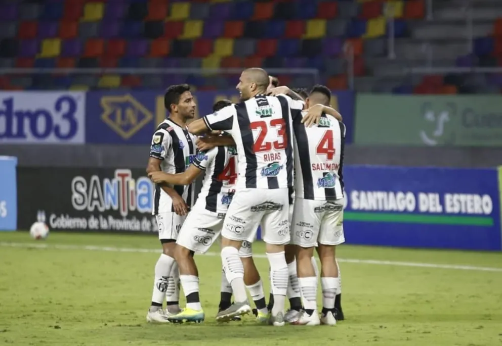 Racing Club cayó en Santiago y le dio una mano a River