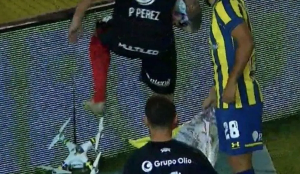 Clásico Rosarino: Pablo Pérez no aguantó las cargadas y destrozó un dron en pleno partido