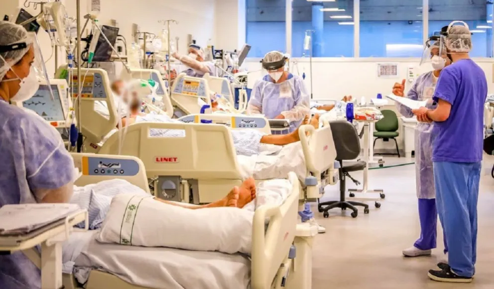 Casi la mitad de las camas de terapia intensiva de la Argentina están ocupadas por enfermos de COVID-19