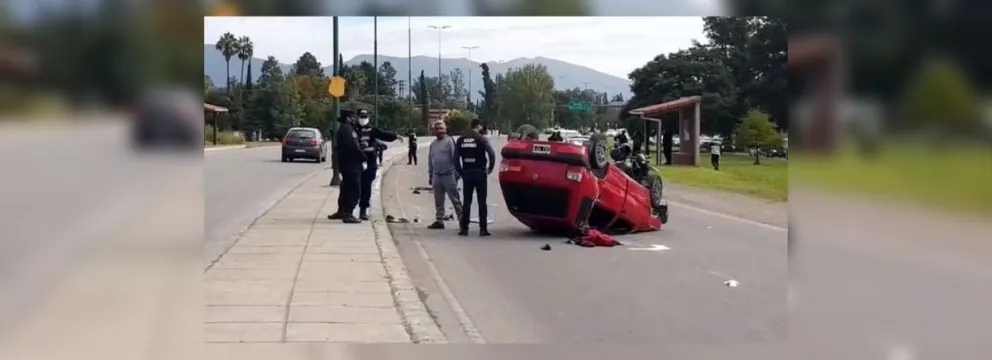 Mediodía de terror en Salta: un auto quedó dado vuelta sobre la avenida Banchik