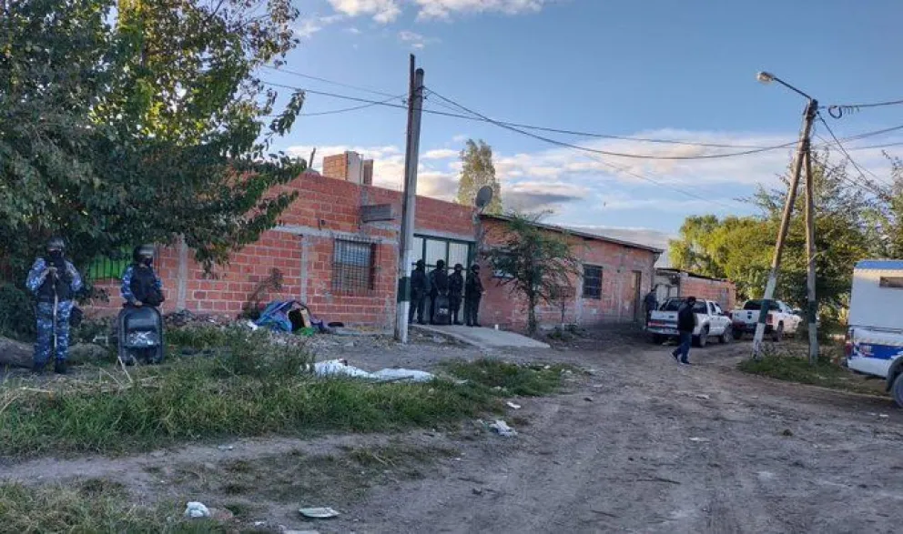 Detuvieron a una pareja que vendía droga en Villa Los Sauces