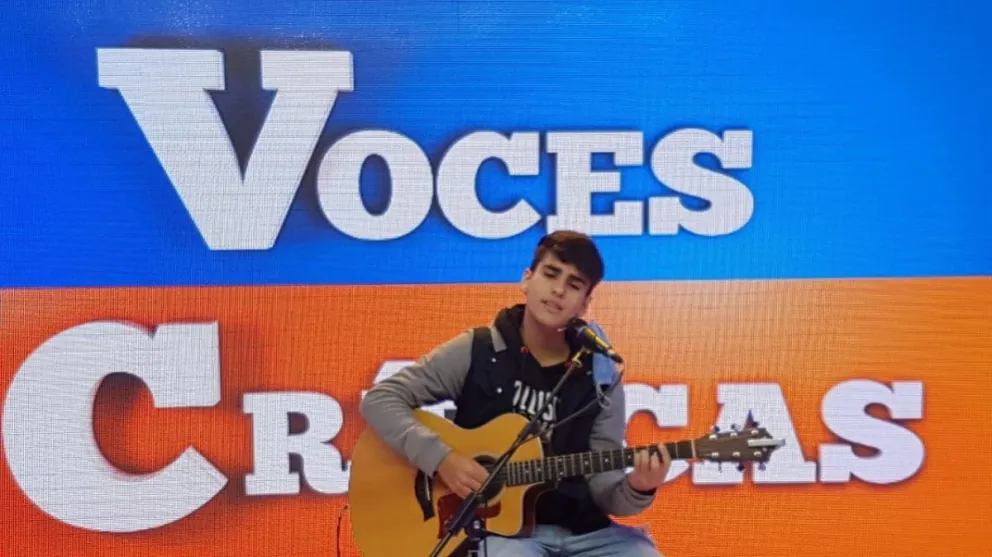 ¡Subí el volumen! Gastón Fuentes la rompe en un exclusivo acústico de Voces Críticas