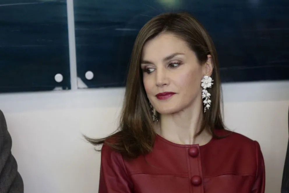 ¿Infidelidad a la vista? La Reina Letizia pilló al Rey Felipe hablando con otra mujer 