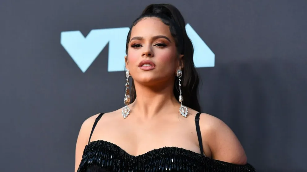 Rosalía sube la temperatura en Instagram al posar con ajustado y translúcido vestido