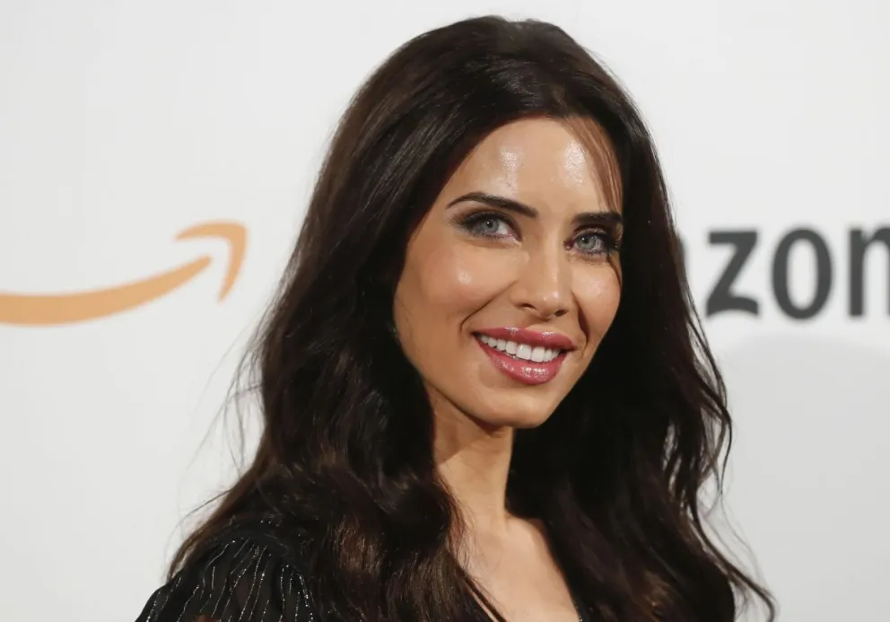 Pilar Rubio resaltó sus moldeadas curvas al modelar con este ceñido leggins de cuero 