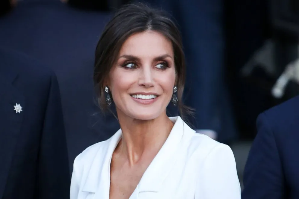 La Reina Letizia se atrevió a usar un vestido translúcido en importante evento
