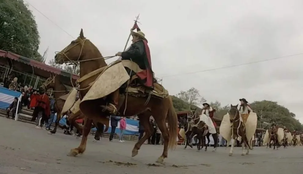 Desfile de gauchos. Fuente: (Twitter)