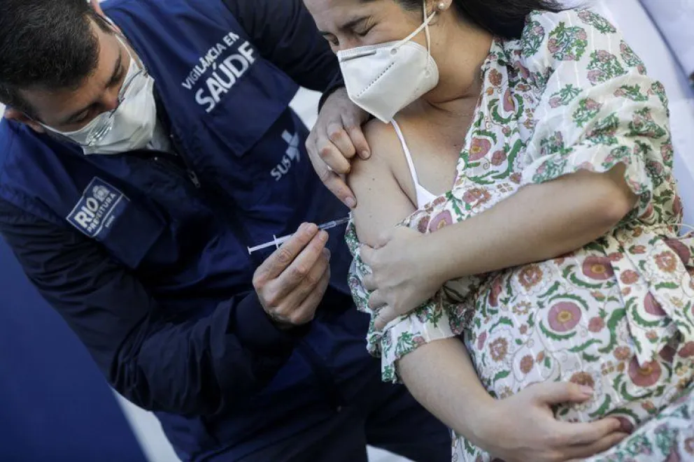 Recomiendan suspender la vacunación contra el COVID-19 en embarazadas con una determinada dosis: ¿Cuál es?