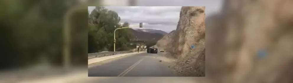 Vuelco y desesperación en Cachi: camionero quiso esquivar piedra y perdió el control de su vehículo
