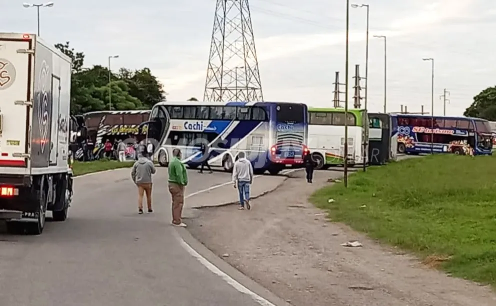 Paro de colectivos: choferes cortan la Ruta 34