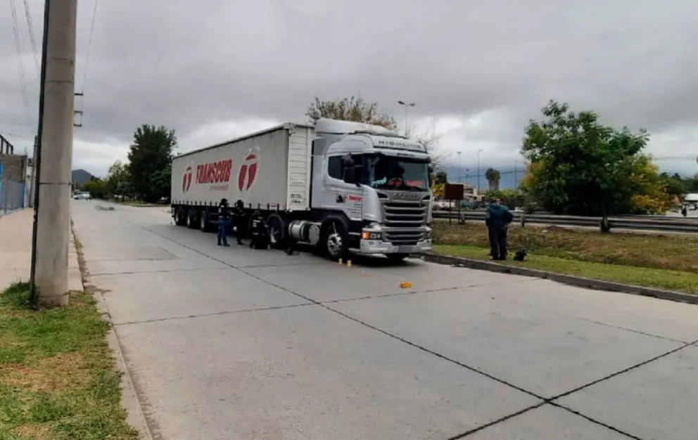 Avenida Tavella colapsada: denuncian estacionamiento irregular de camiones