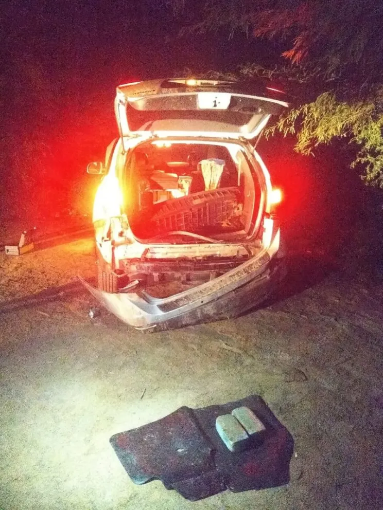 La Policía incautó más de dos kilos de marihuana de una camioneta abandonada