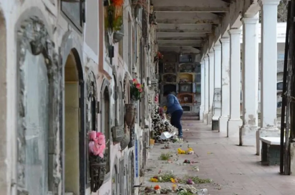 Sepultureros salteños pierden la esperanza de ser vacunados contra el COVID-19