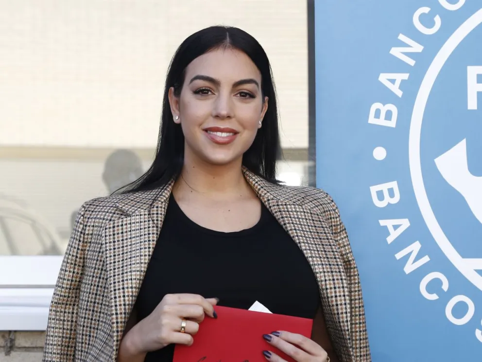 Georgina Rodríguez muestra su lado más sexy al posar en bikini negro
