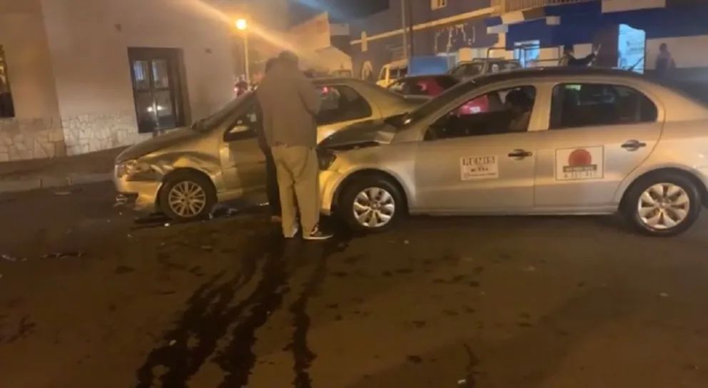 Remisero se “comió” un auto particular, y casi termina todo a las piñas