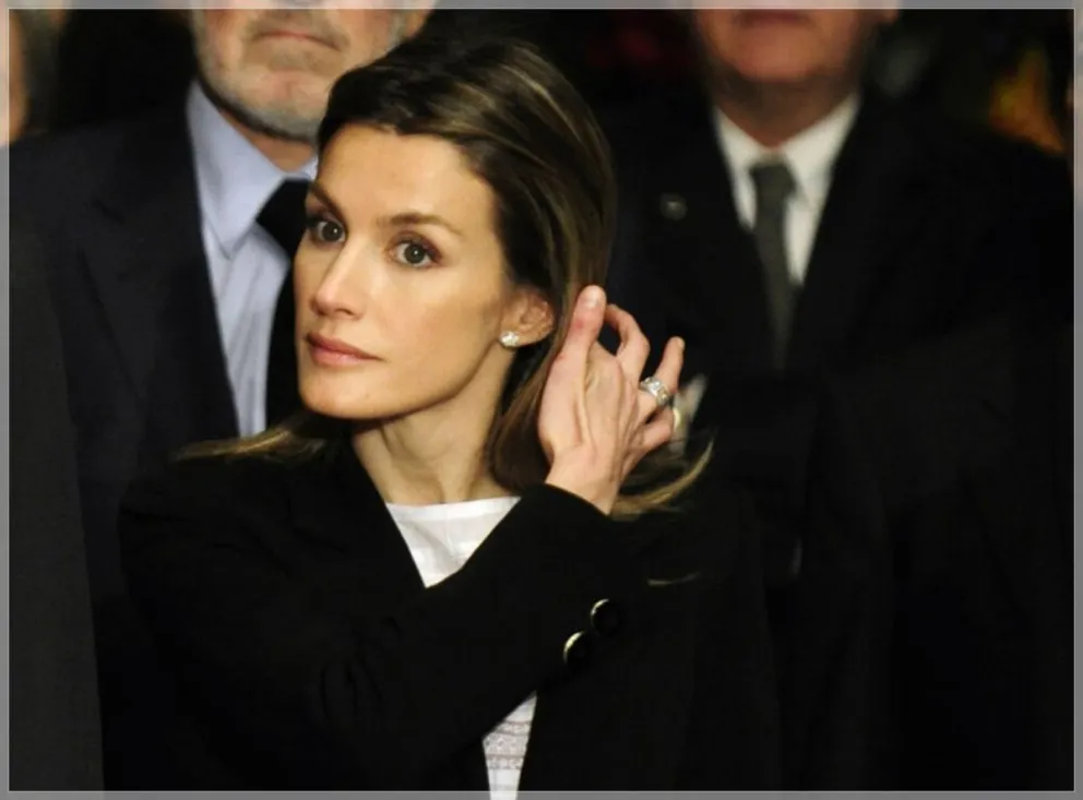 La Reina Letizia ya no puede ocultar las imágenes del romance secreto en su juventud