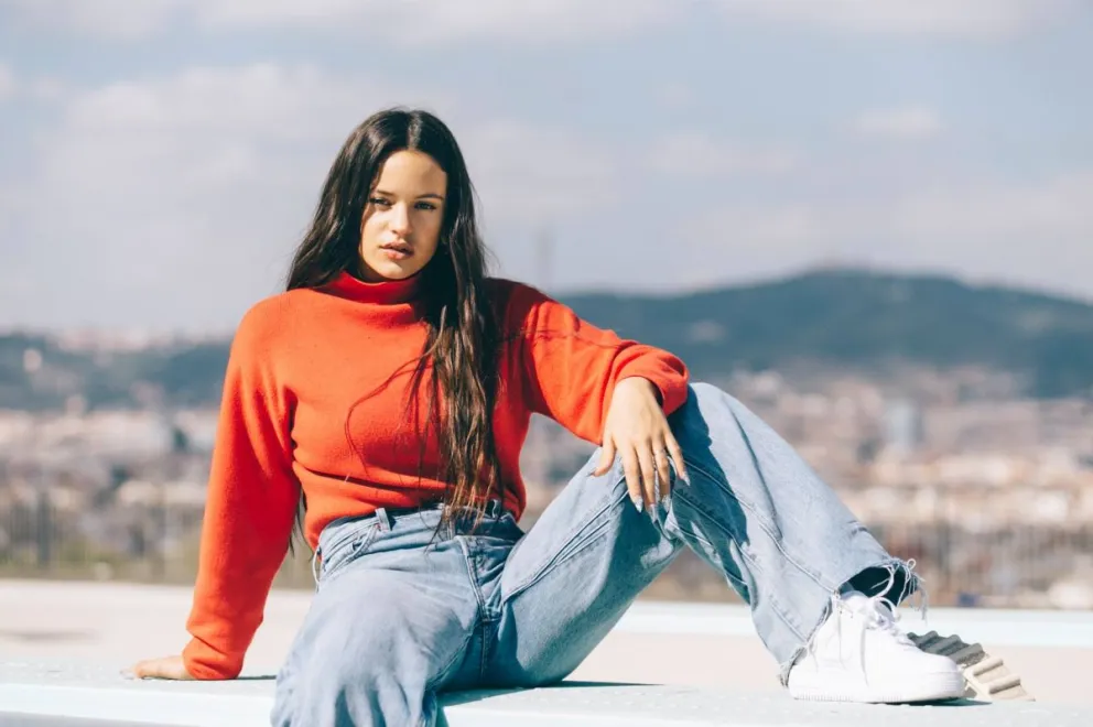 Rosalía enseña en primera plana su retaguardia al lucir un ceñido leggins rojo