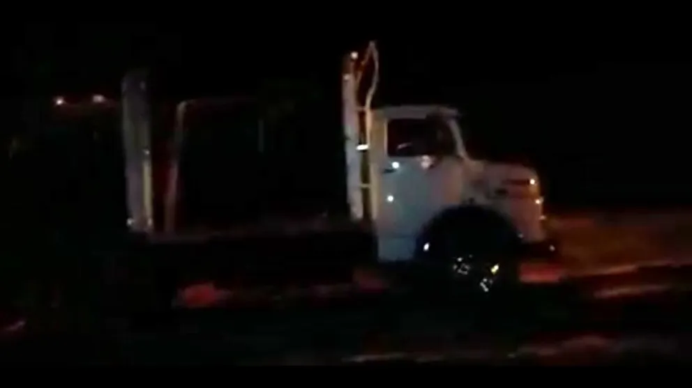 "¡Te vas a quedar, pelotu...!": en el interior, un camión de bomberos se quedó atascado en medio del barro