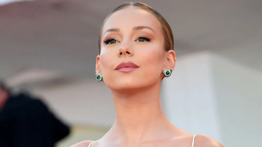 Ester Expósito revela el tamaño real de sus caderas al posar con este ajustado body