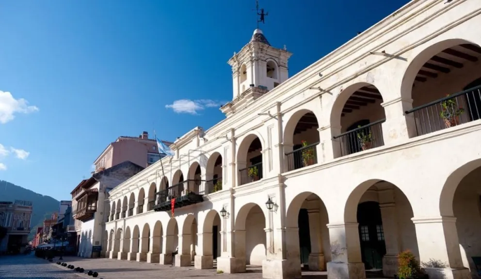 El director del abildo se la agarró con los artistas callejeros y los denunció