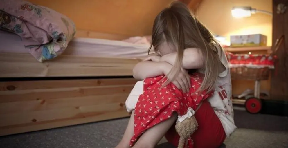 El peor padre del año: dormía a su hija con una pastilla para poder llevarla a la cama