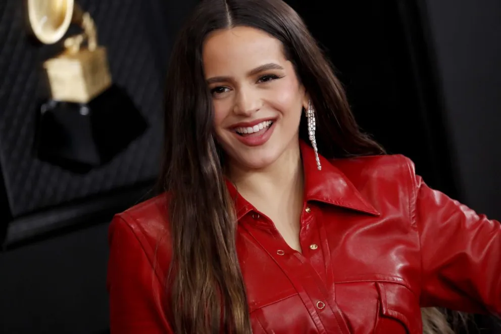 Rosalía se atreve a grabarse con tan solo un camisón y olvida sus pantalones en la playa