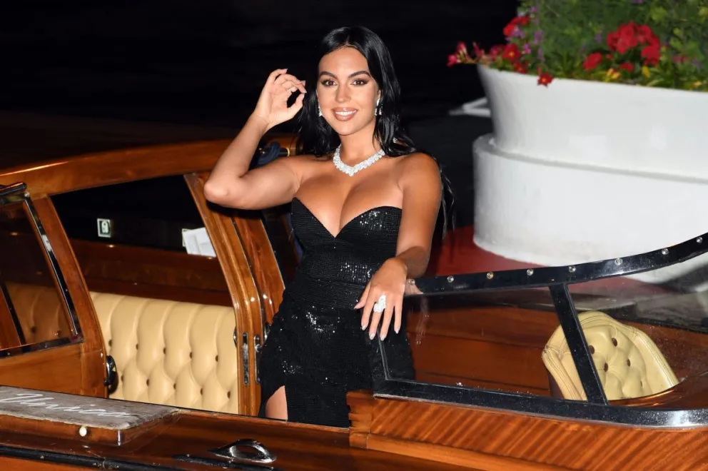 Georgina Rodríguez modeló con un minúsculo vestido de Louis Vuitton y sin querer se le vio esto