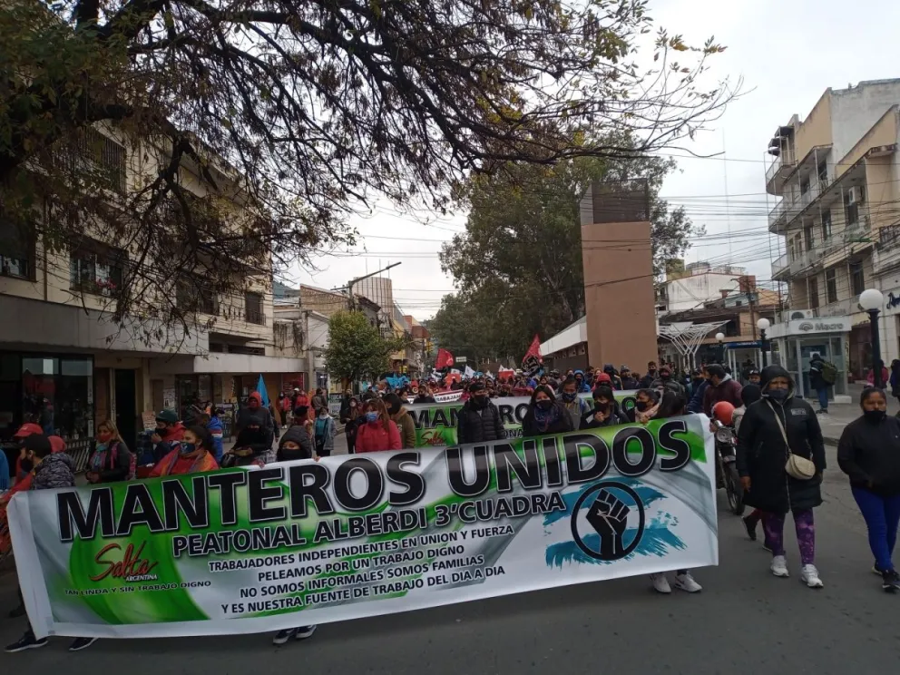 |VIDEO| Manteros coparon las calles de Salta: "Destruyen a los humildes"