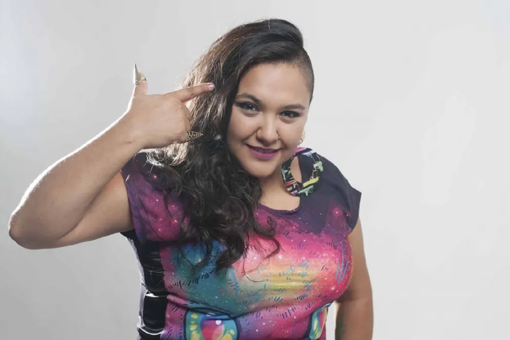 La Coni, la cantante salteña que se impone y cada día pisa más fuerte en la escena artística