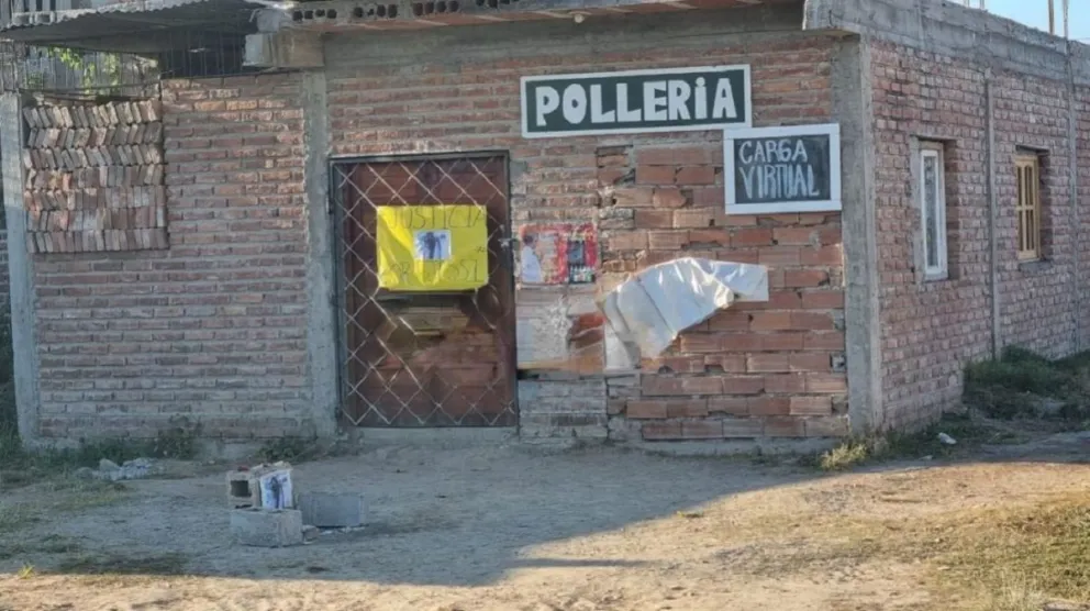 Imágenes de tristeza: vecinos montan un altar en el lugar que asesinaron a Jessica Solís