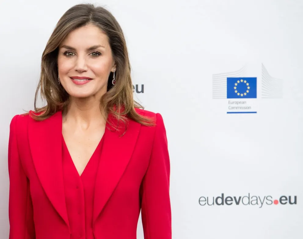 ¿Infidelidad a la vista? La Reina Letizia es fotografiada agarrada de la mano con este misterioso hombre